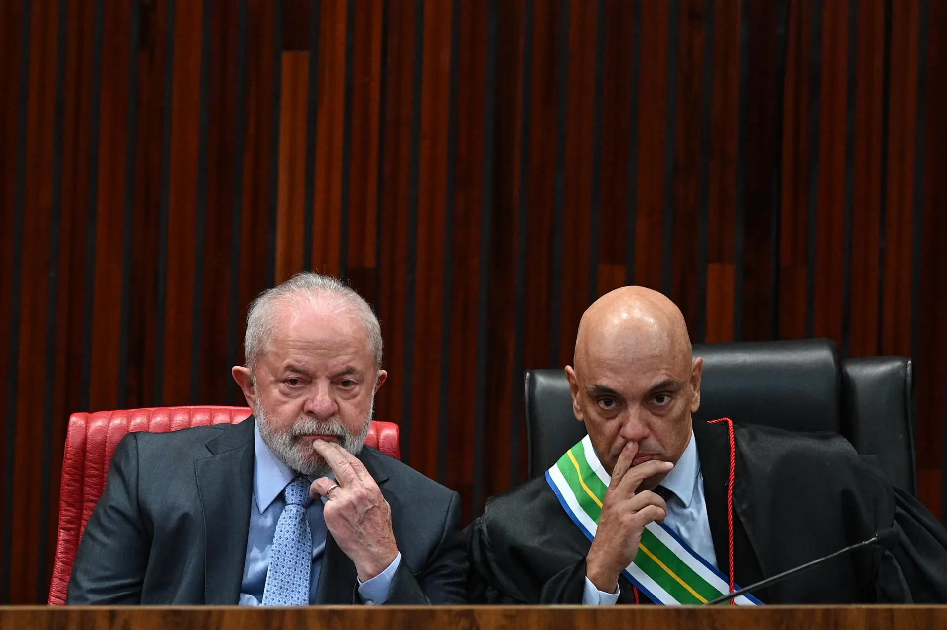 O presidente do Brasil, Luiz Inácio Lula da Silva, e o ministro do STF Alexandre de Moraes participam da cerimônia de outorga da Ordem do Mérito do Tribunal Superior Eleitoral, em Brasília, dia 07 de março de 2023.