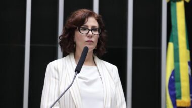 A luta pelo poder e as narrativas que transformam mentiras em verdades