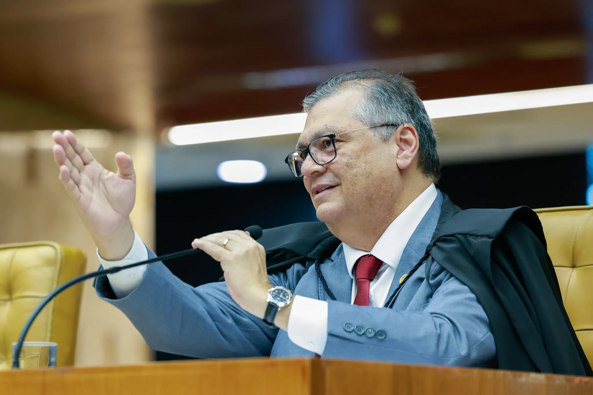 Dino comunica TSE para cumprir decisão que troca 7 deputados