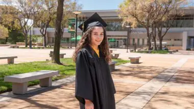 Com dois diplomas, Alisa Perales, de dez anos, é a pessoa mais jovem a se formar no Crafton Hills College. O próximo passo: entrar em Stanford, e o mais rápido possível.