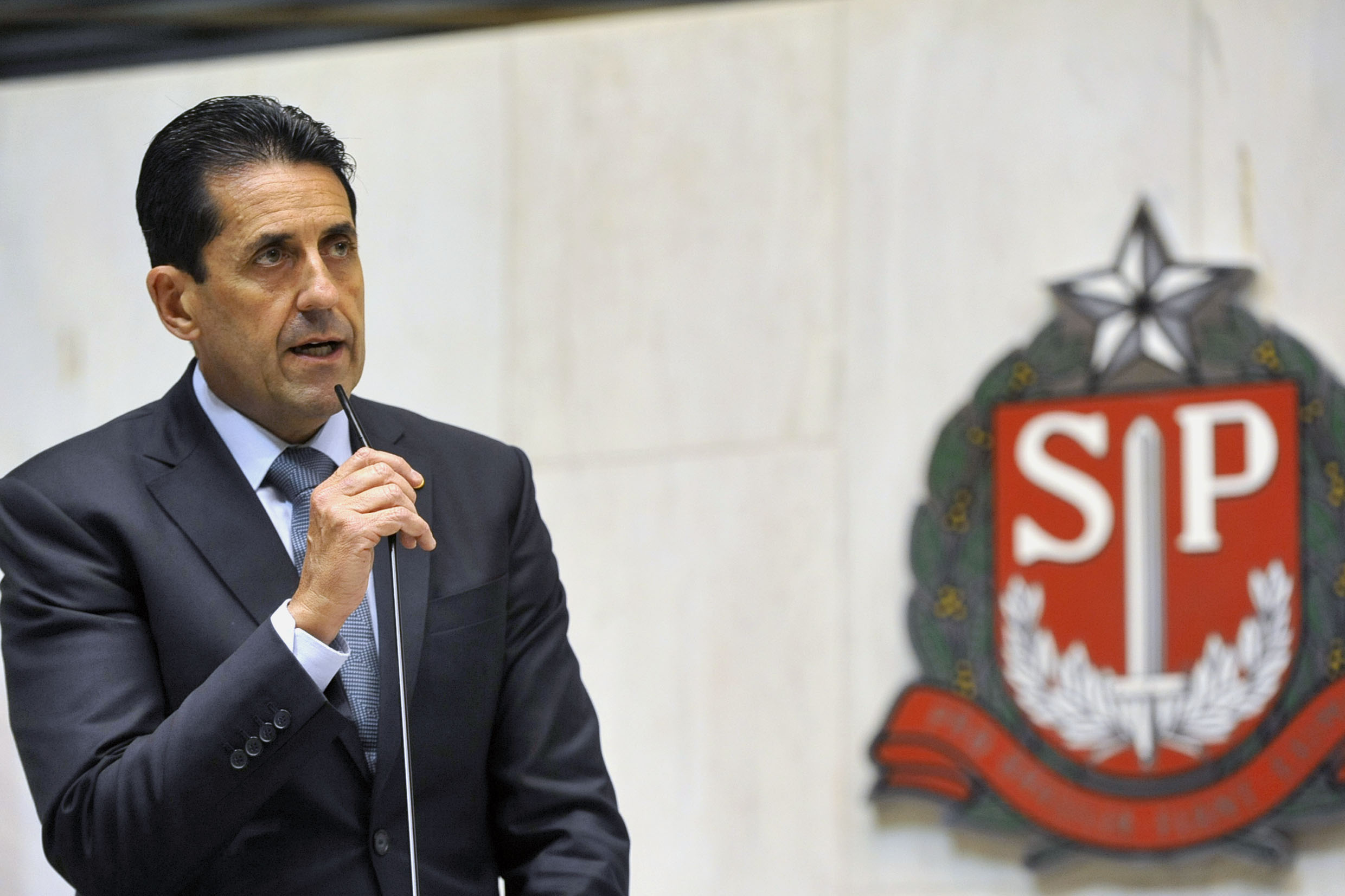 Delegado aposentado, deputado Olim tem direito ao porte e à reação armada.