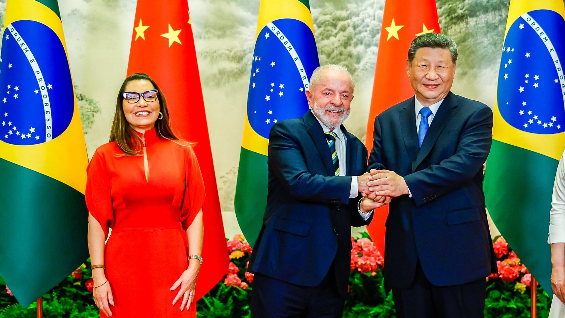 Primeira-dama Janja da Silva ao lado do presidente Lula e do ditador chinês, Xi Jinping