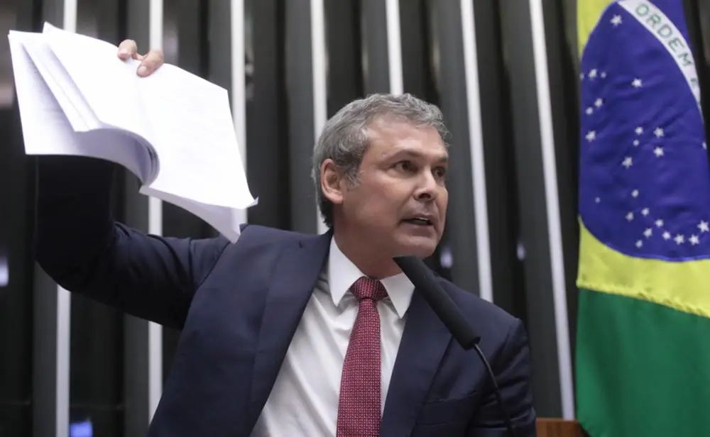 Lindbergh tenta blindar Moraes de sanções dos EUA.