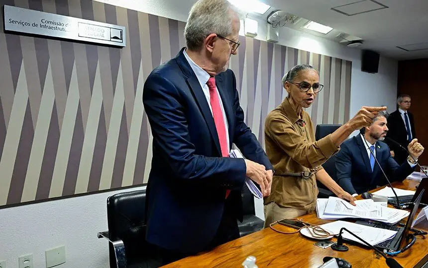 Marina Silva se retira de audiência após trocar ofensas com senadores.