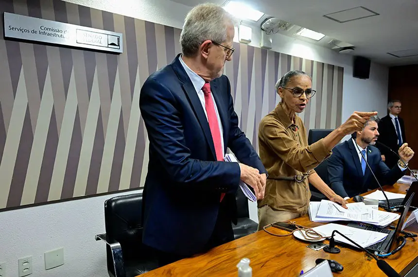 Marina Silva se retira de audiência após trocar ofensas com senadores.