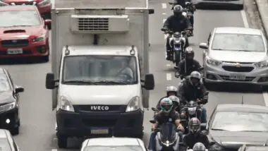 Mototáxi em São Paulo contraria norma da prefeitura que proíbe o serviço.