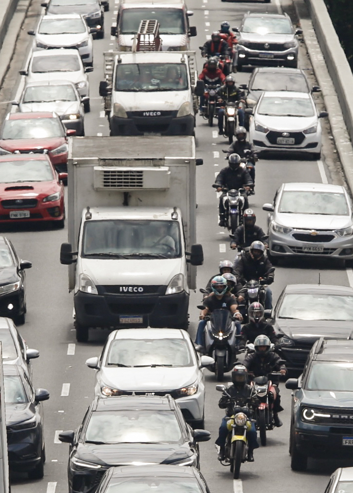 Oferta de mototáxi em São Paulo contraria norma da prefeitura que proíbe o serviço.