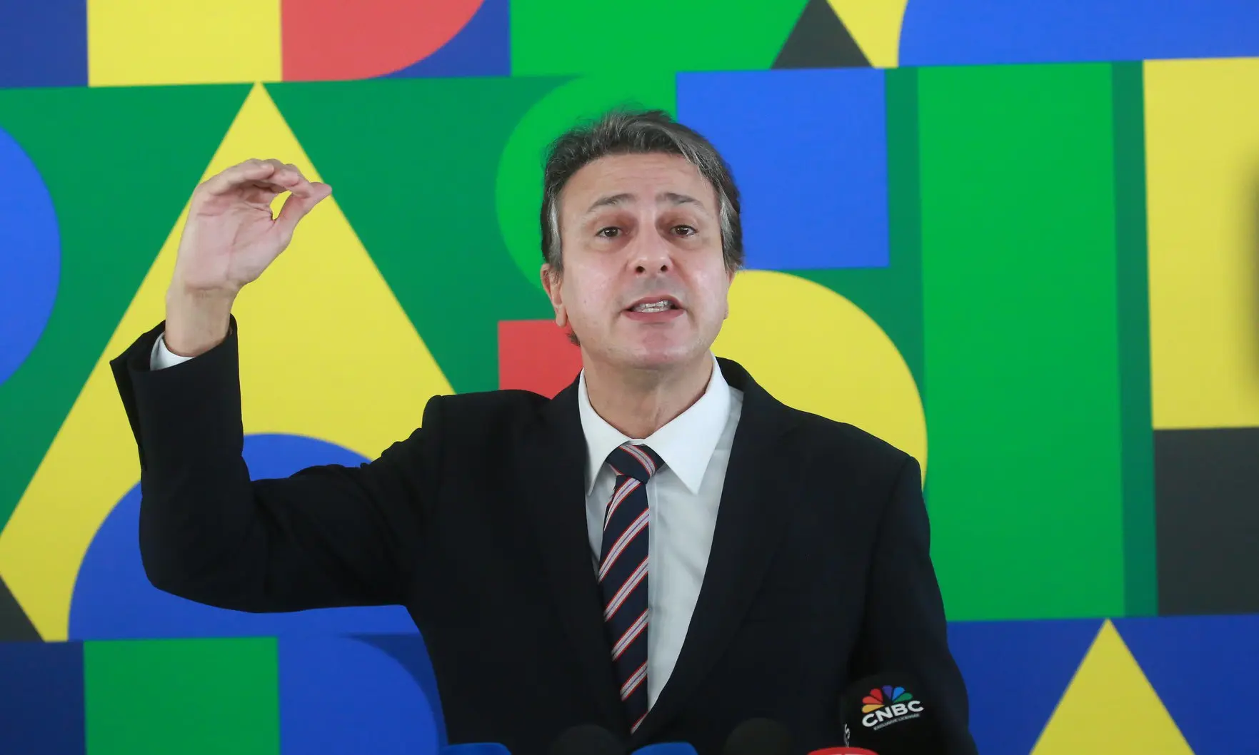 Ministro libera R$ 300 milhões a universidades após restrição de decreto de Lula