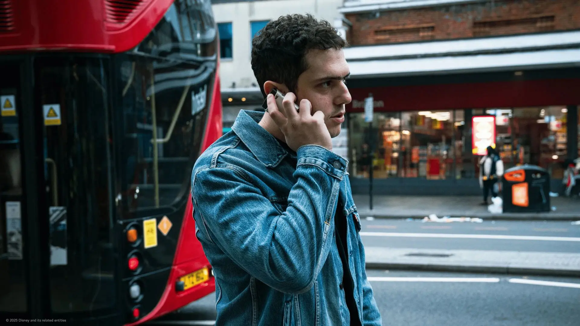 O ator Edison Alcaide faz o imigrante brasileiro Jean Charles de Menezes