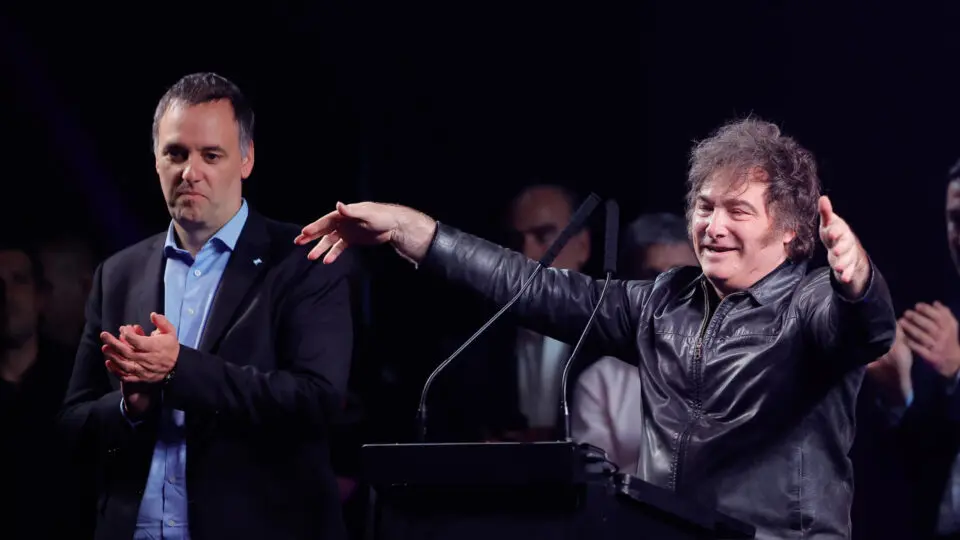 O presidente argentino Javier Milei (à direita) e Manuel Adorni, porta-voz presidencial e candidato legislativo do partido La Libertad Avanza (LLA), participam do evento de encerramento de campanha em Buenos Aires, Argentina, dia 14 de maio de 2025.
