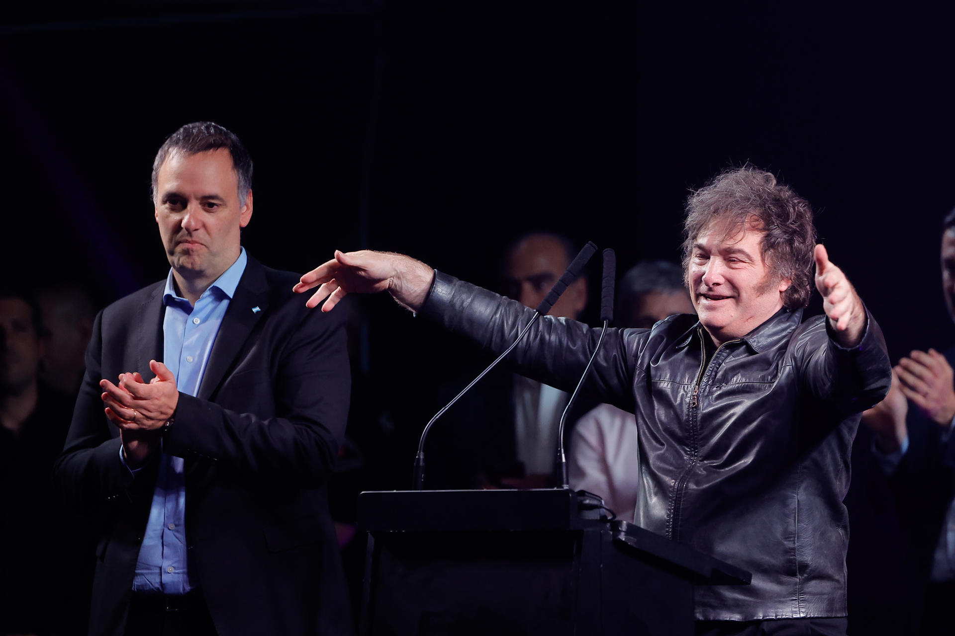 O presidente argentino Javier Milei (à direita) e Manuel Adorni, porta-voz presidencial e candidato legislativo do partido La Libertad Avanza (LLA), durante evento de encerramento de campanha em Buenos Aires, Argentina, dia 14 de maio de 2025: agenda libertária segue em alta na Argentina