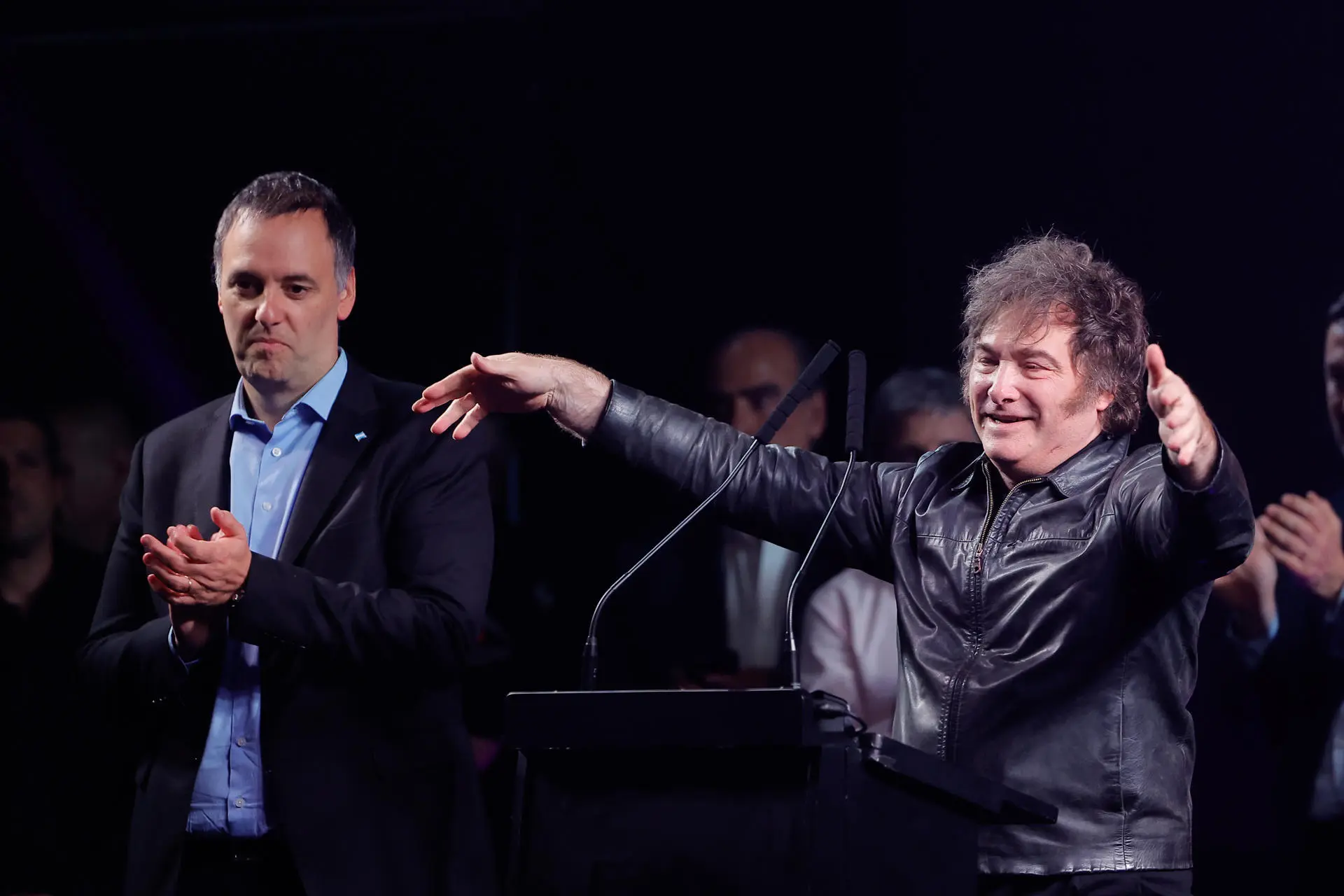 O presidente argentino Javier Milei (à direita) e Manuel Adorni, porta-voz presidencial e candidato legislativo do partido La Libertad Avanza (LLA), participam do evento de encerramento de campanha em Buenos Aires, Argentina, dia 14 de maio de 2025.