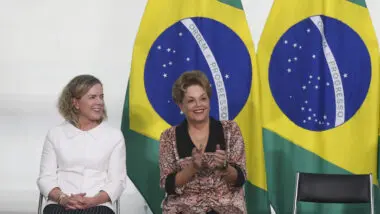 Gleisi Hoffmann e Dilma Rousseff participaram de ofensiva internacional alegando perseguição política do judiciário contra Lula.