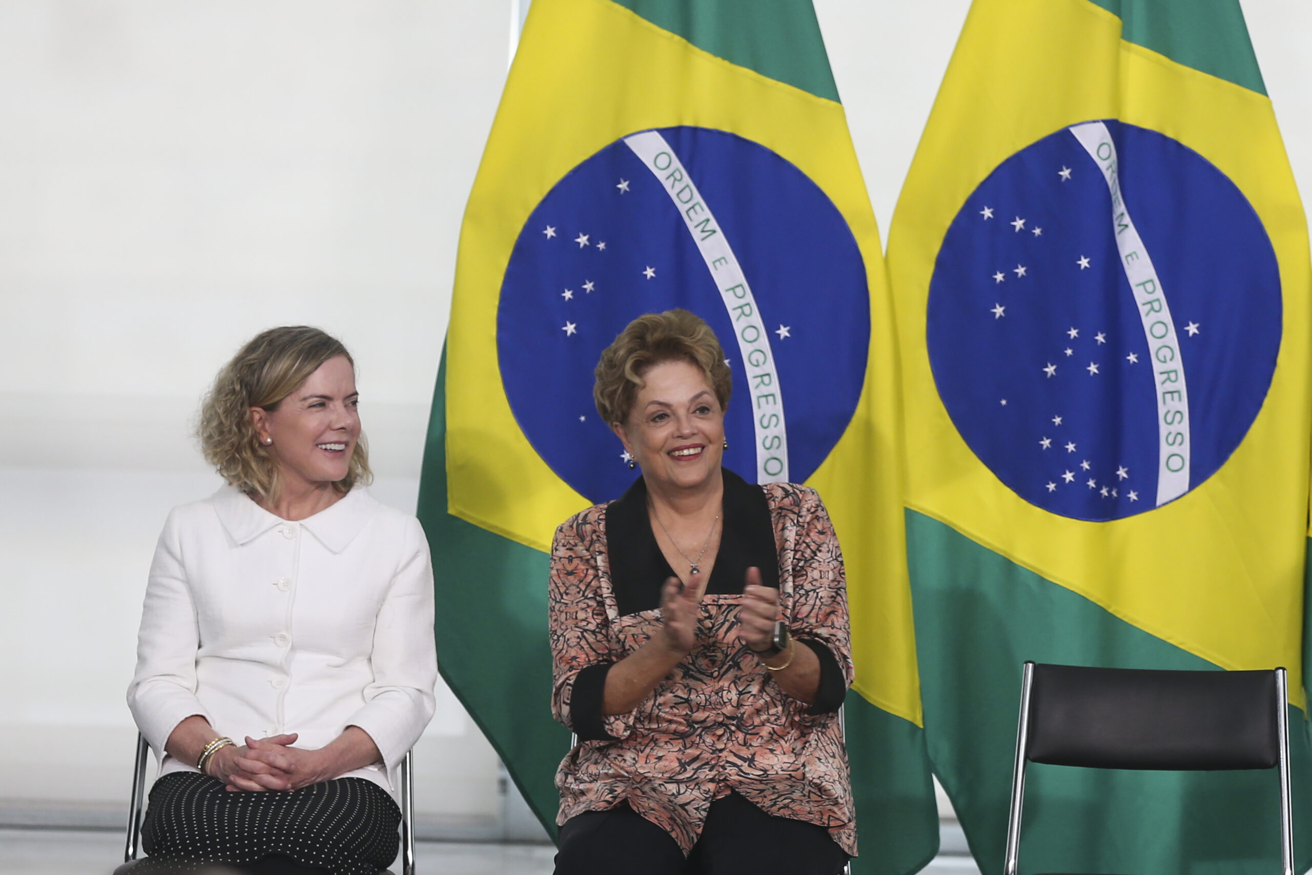 Gleisi Hoffmann e Dilma Rousseff participaram de ofensiva internacional alegando perseguição política do judiciário contra Lula.