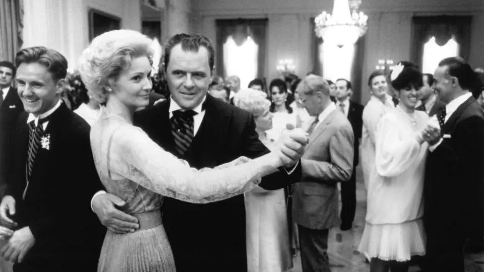 Anthony Hopkins dança com a atriz Joan Allen, que viveu sua esposa no filme de Oliver Stone
