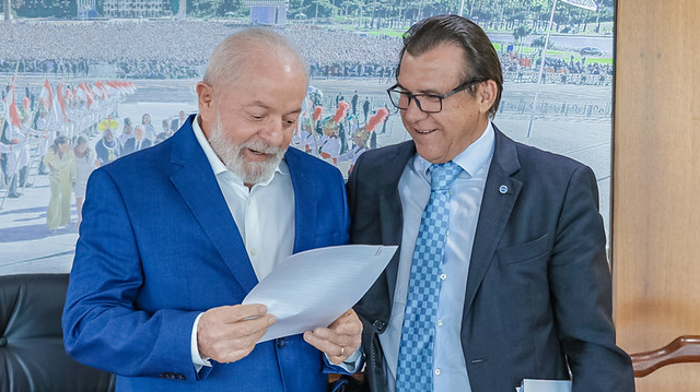 Lula e o ministro Luiz Marinho, ambos oriundos do movimento sindical: portaria do governo que exige aval de sindicatos para comércio abrir em feriados entra em vigor em 1.º de julho.