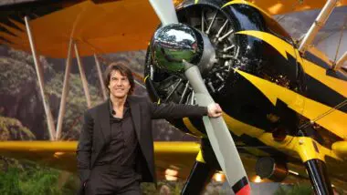 Tom Cruise posa ao lado de um biplano na pré-estreia mundial de Missão: Impossível - O Acerto Final, no Leicester Square Gardens, Londres, Grã-Bretanha, 15 de maio de 2025.