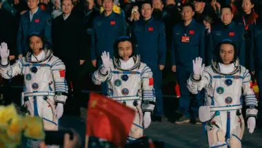 Os astronautas da missão espacial tripulada Shenzhou-17, comandante Tang Hongbo (à direita), Tang Shengjie (ao centro) e Jiang Xinlin (à esquerda), acenam durante a cerimônia de despedida antes do lançamento em Jiuquan, província de Gansu, China, em 26 de outubro de 2023: Pequim avança em direção ao seu objetivo de se tornar uma grande potência celestial.