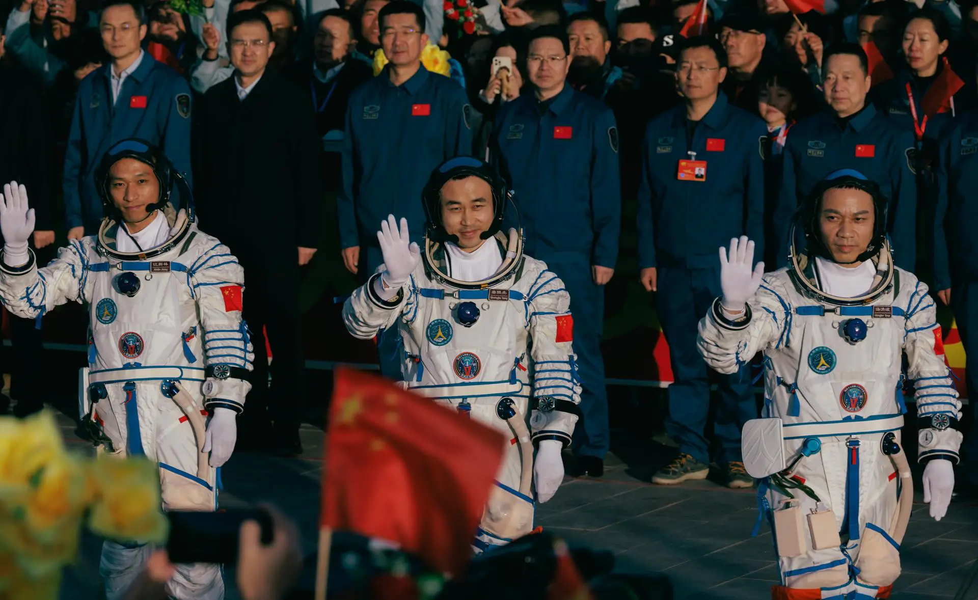 Os astronautas da missão espacial tripulada Shenzhou-17, comandante Tang Hongbo (à direita), Tang Shengjie (ao centro) e Jiang Xinlin (à esquerda), acenam durante a cerimônia de despedida antes do lançamento em Jiuquan, província de Gansu, China, em 26 de outubro de 2023: Pequim avança em direção ao seu objetivo de se tornar uma grande potência celestial.