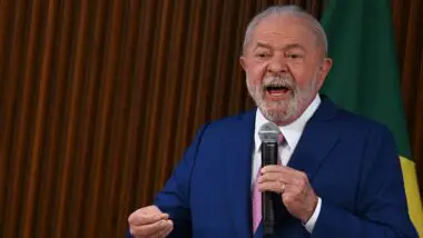Lula critica governador de SC e diz que aliados de Bolsonaro só sabem “mostrar arma”