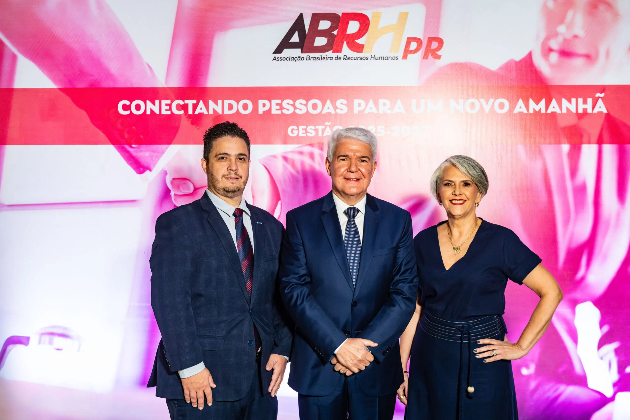 A Diretoria Executiva da ABRH-PR está à frente do XVIII CONPARH, que acontecerá em outubro no Viasoft Experience. Na foto, da esquerda para a direita: Luis Humberto de Quental (Vice-Presidente Financeiro e de Mercado), Gilmar Silva de Andrade (Presidente) e Vera Mattos (Vice-Presidente e Diretora do evento).