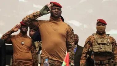 Ibrahim Traoré: ditador é acusado de perseguir civis e agravar ainda mais a crise humanitária em Burkina Faso.