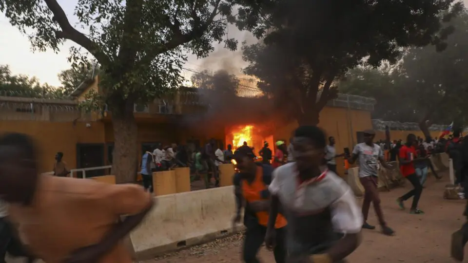 Embaixada francesa em Burkina Faso incendiada após o golpe de estado comandado por Ibrahim Traoré, em 2022