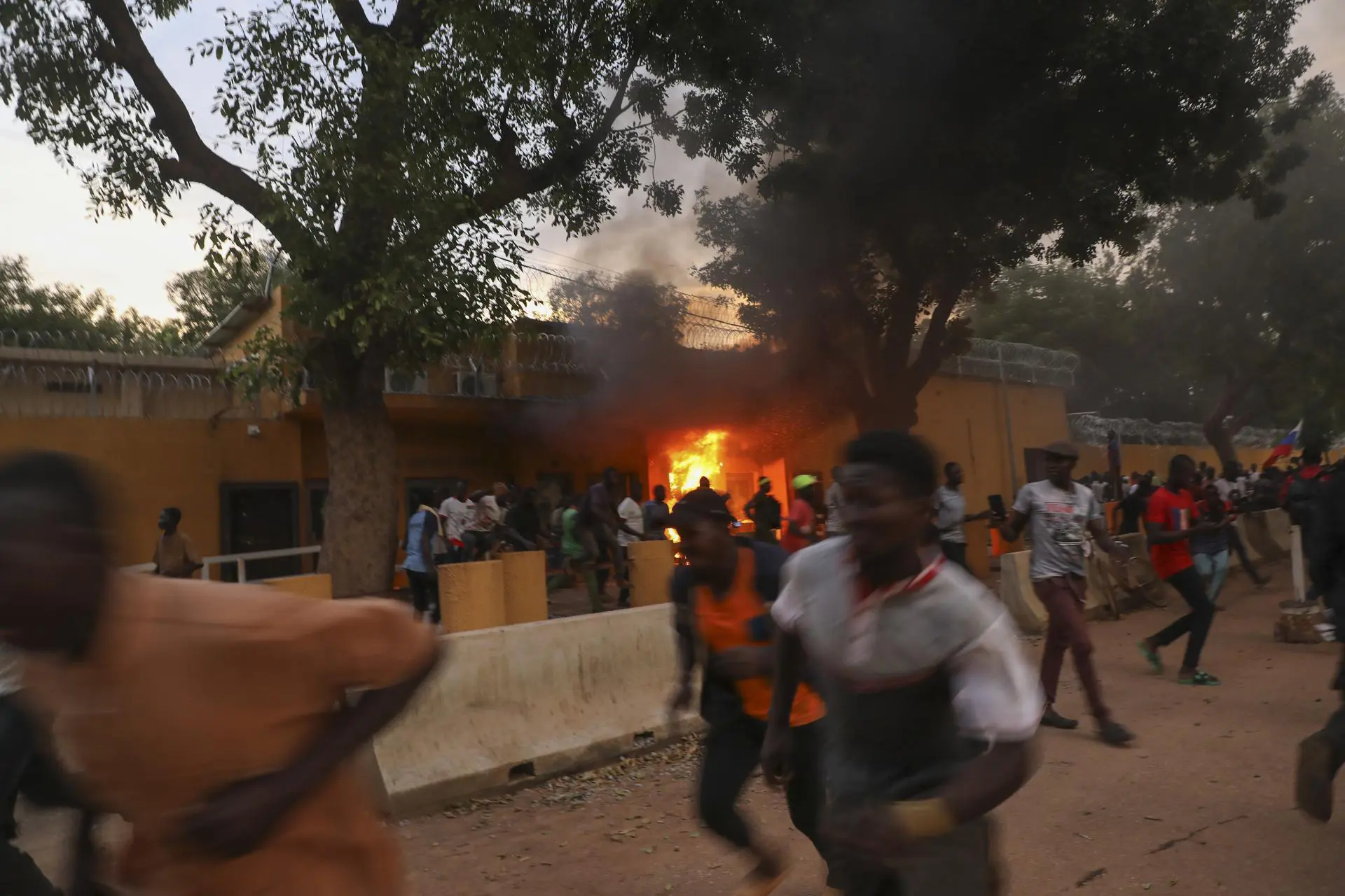 Embaixada francesa em Burkina Faso incendiada após o golpe de estado comandado por Ibrahim Traoré, em 2022