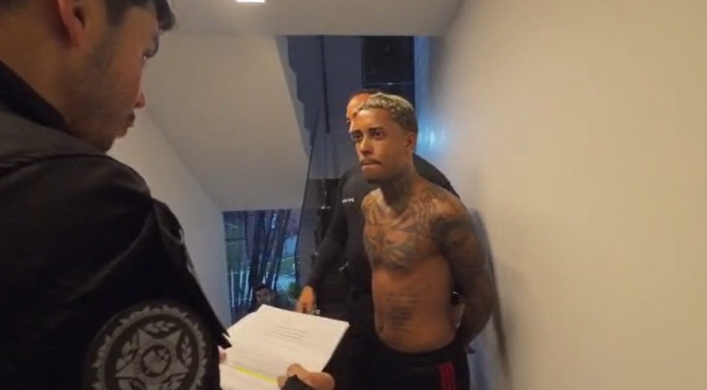 MC Poze do Rodo, preso por envolvimento com o Comando Vermelho e solto dias depois.