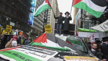 Pessoas se reúnem na Times Square para comemorar o Dia de Al-Quds em Nova York, EUA, 28 de março de 2025. O Dia de Al-Quds é um evento anual realizado na última sexta-feira do Ramadã para expressar apoio aos palestinos e se opor a Israel.