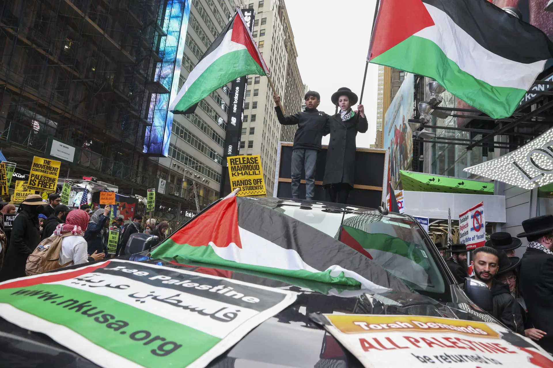 Pessoas se reúnem na Times Square para comemorar o Dia de Al-Quds em Nova York, EUA, 28 de março de 2025. O Dia de Al-Quds é um evento anual realizado na última sexta-feira do Ramadã para expressar apoio aos palestinos e se opor a Israel.