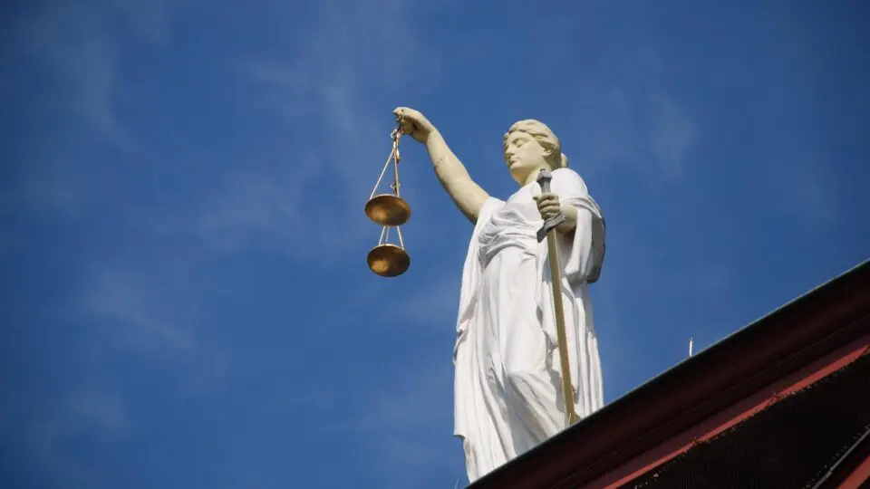 O uso da democracia defensiva é essencial para proteger o Estado de Direito, mas exige cautela para evitar abusos e preservar a liberdade política no Brasil.