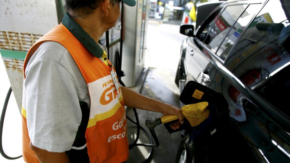 Petrobras reduz preço da gasolina às distribuidoras em 5,6%