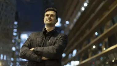 O engenheiro Pablo Sánchez Bergasa, vencedor do Prêmio Social Princesa de Girona 2025, é um "grande sonhador" que, por meio da ONG Medicina Aberta ao Mundo, distribui uma incubadora acessível, projetada para hospitais em países em desenvolvimento, que salva a vida de recém-nascidos prematuros.