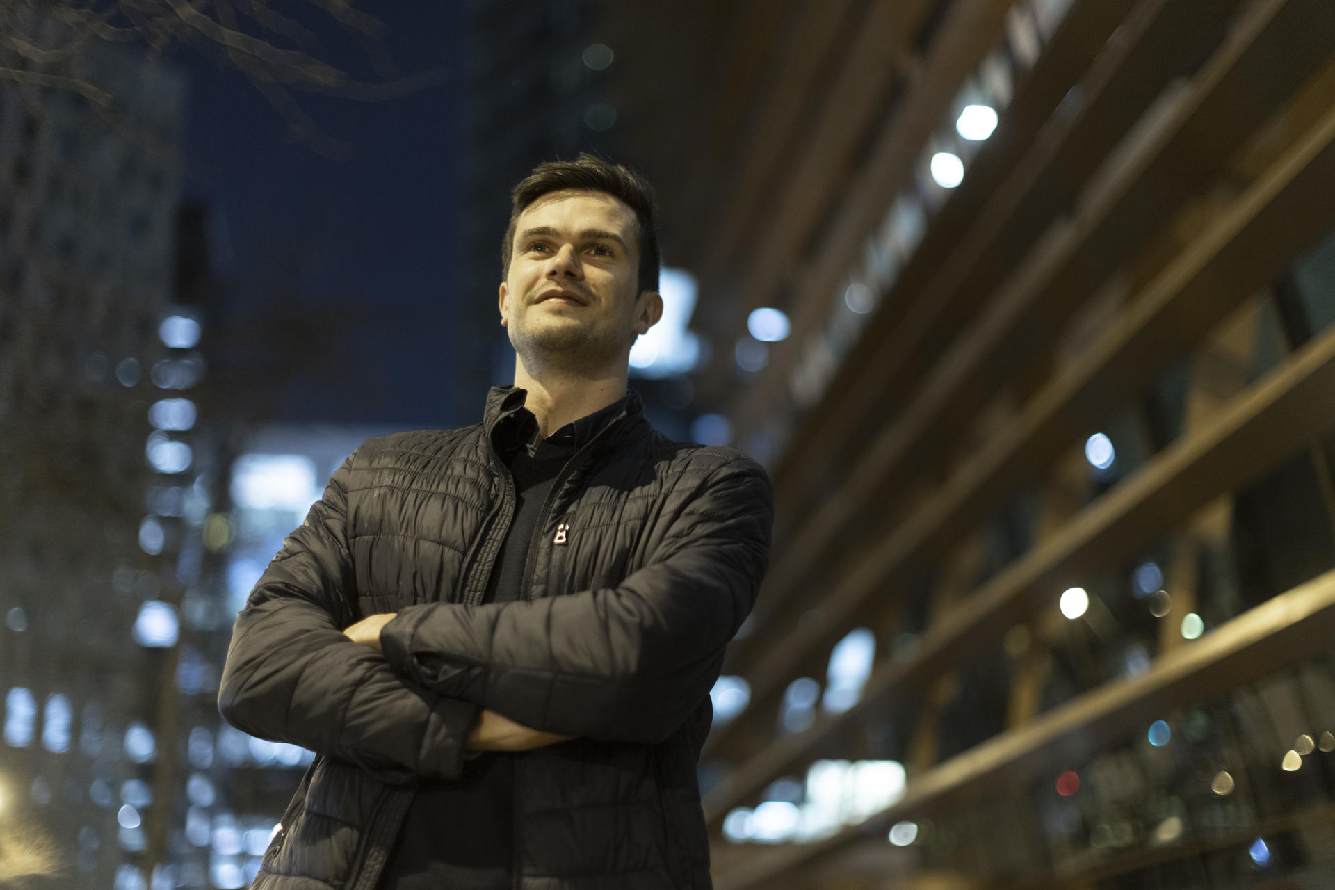 O engenheiro Pablo Sánchez Bergasa, vencedor do Prêmio Social Princesa de Girona 2025, é um &#8220;grande sonhador&#8221; que, por meio da ONG Medicina Aberta ao Mundo, distribui uma incubadora acessível, projetada para hospitais em países em desenvolvimento, que salva a vida de recém-nascidos prematuros.