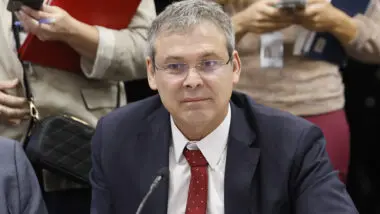 Líder do PT pede bloqueio de bens e quebra de sigilo fiscal de Bolsonaro