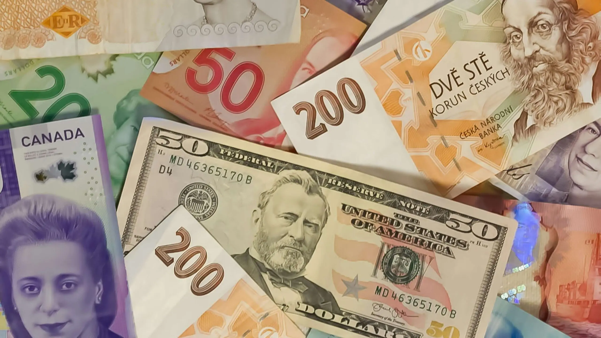 Vantagens oferecidas por bancos e fintechs para operações de câmbio podem ajudar a reduzir gastos com IOF e spread em viagens internacionais