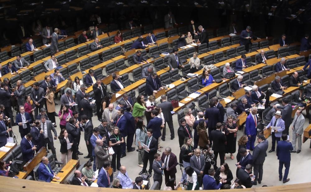 Influência política e problemas estruturais dificultam a fiscalização de emendas parlamentares por parte dos tribunais de contas.