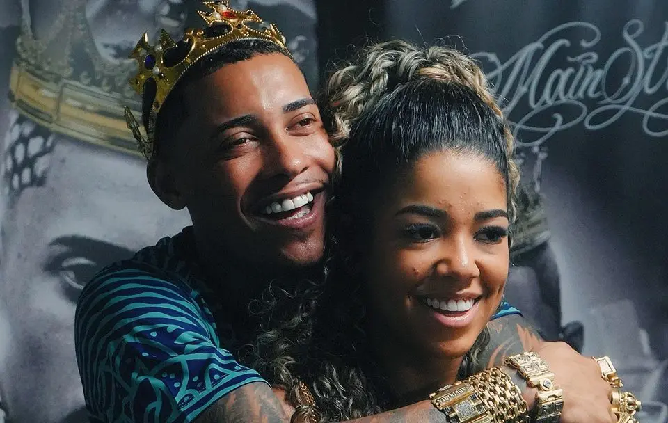 Poze e a mulher, a influencer Vivi Noronha: casal ostenta joias e carros de luxo.