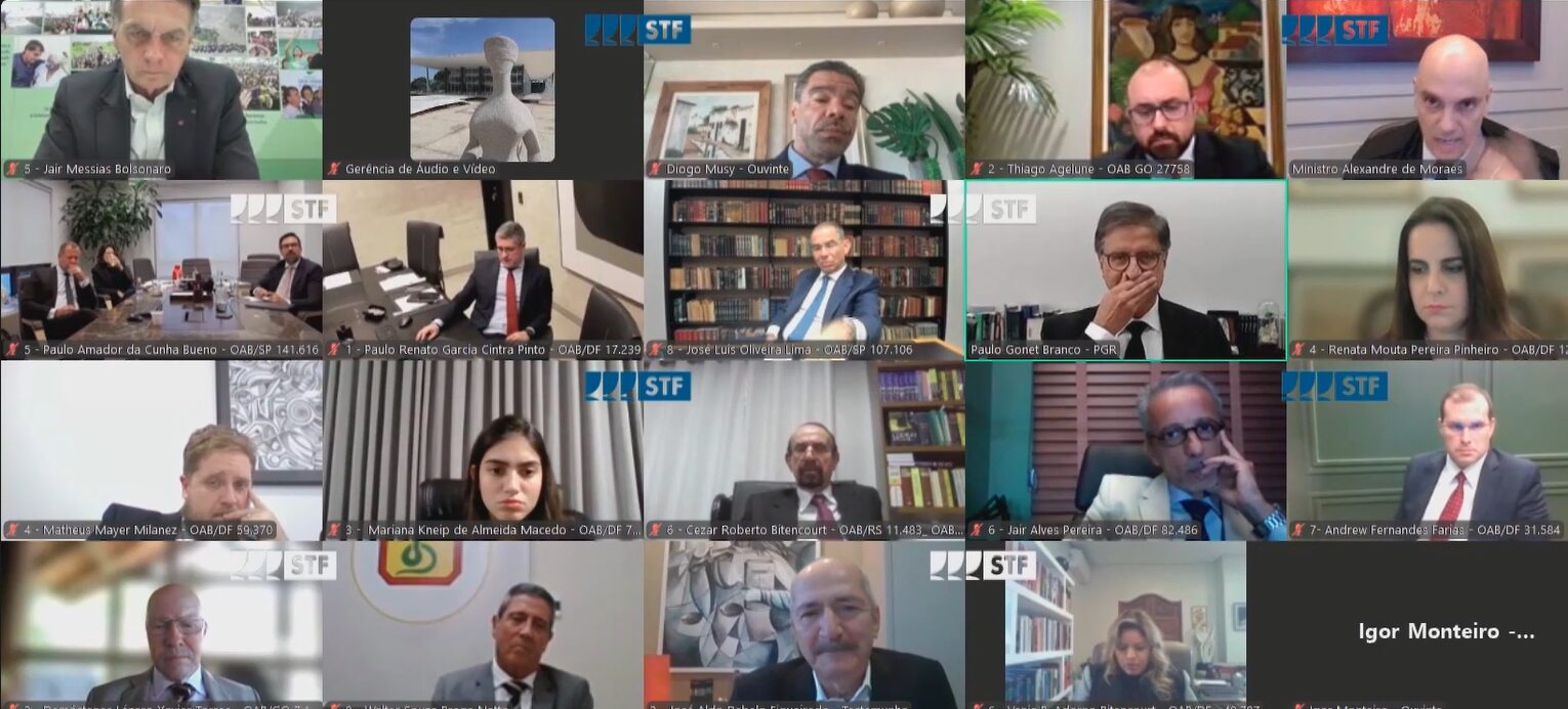 Sem perceber que o microfone estava aberto, Gonet levou a mão à boca e comentou, rindo, com auxiliares próximos: “fiz uma cagada agora”.