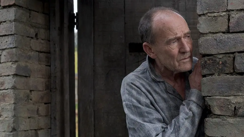 O ator David Hayman vive Marek Polsky, um sobrevivente do Holocausto