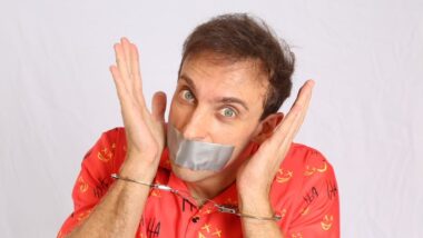 Léo Lins, que vem sofrendo perseguições de órgãos públicos