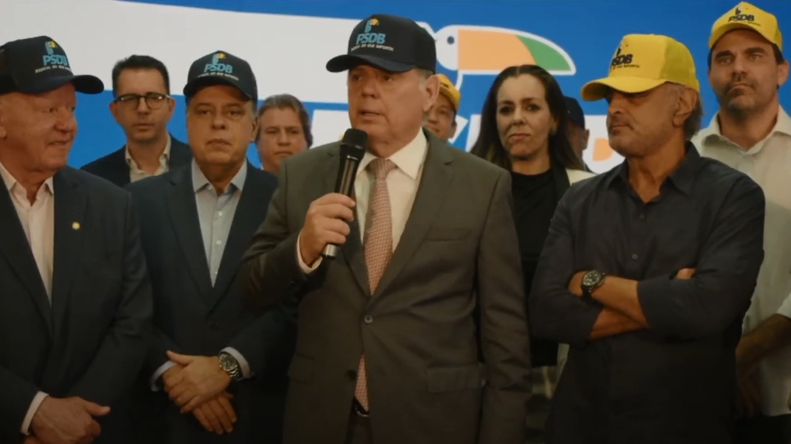 O presidente do PSDB, Marconi Perillo, anunciou o resultado da fusão.