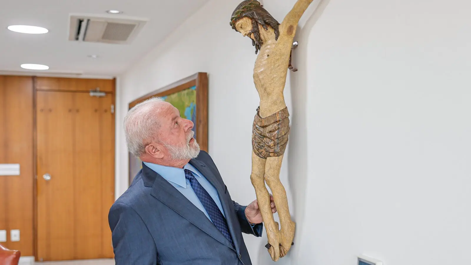 Lula observa imagem de Jesus no Palácio do Planalto: escolhido de Deus?
