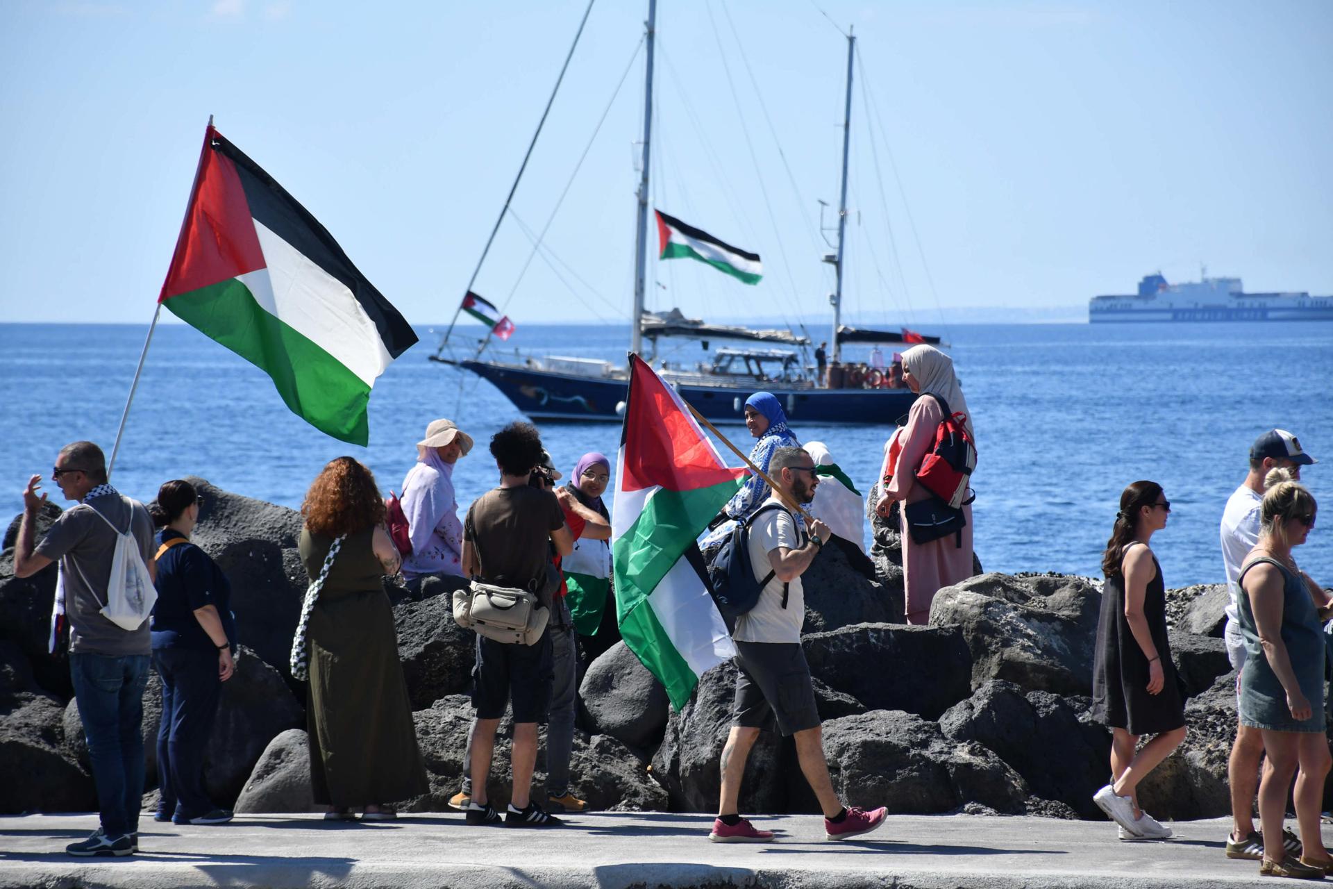 O navio Madleen, que leva ativistas palestinos para a Faixa de Gaza, na sua partida da Sicília, no último domingo (1º).