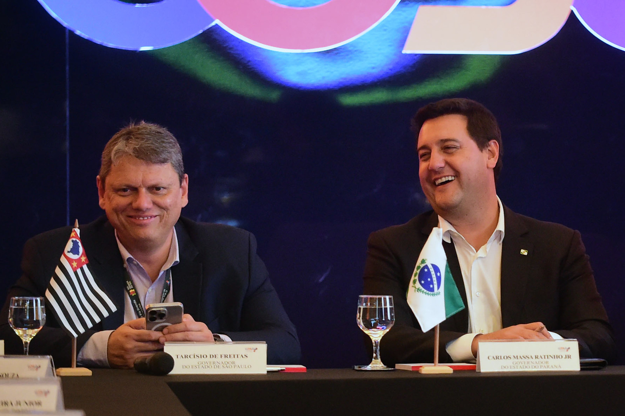 Pesquisa IDP confirma constância de Tarcísio de Freitas e revela alta de Ratinho Jr. nas redes.