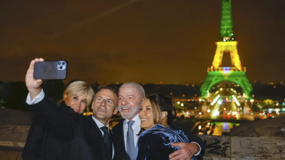 Lula e Macron tiram selfie com Torre Eiffel nas cores do Brasil