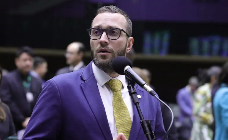 "Não vamos permitir nenhum tipo de censura no país", diz Filipe Barros