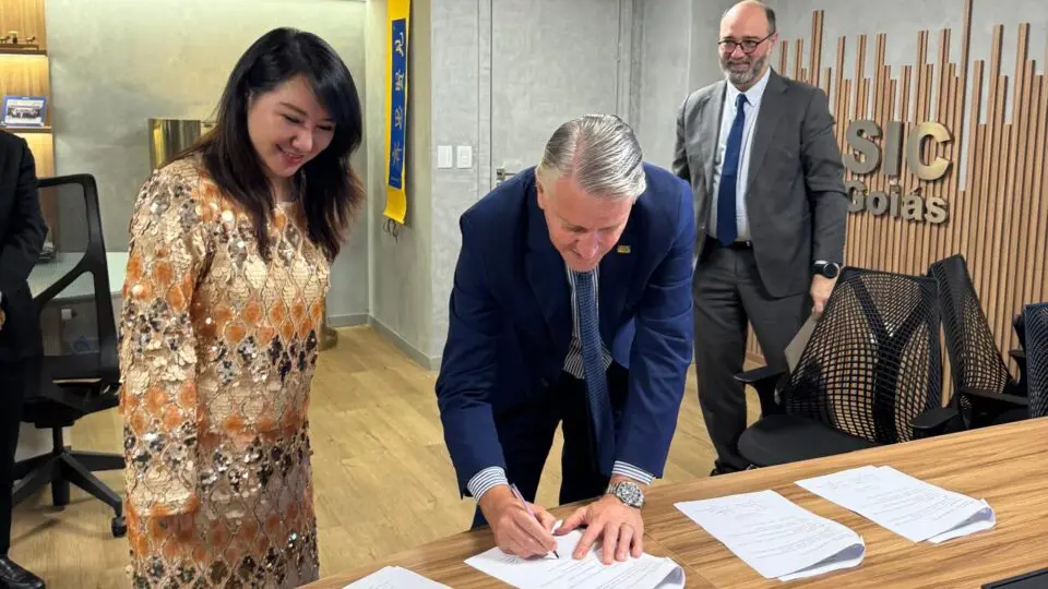 Governo de Goiás firma parceria com a China para criação de laboratório de lapidação de gemas. 