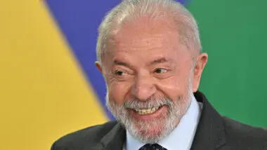 O presidente Lula, que está em viagem pela França, com destino a Nice
